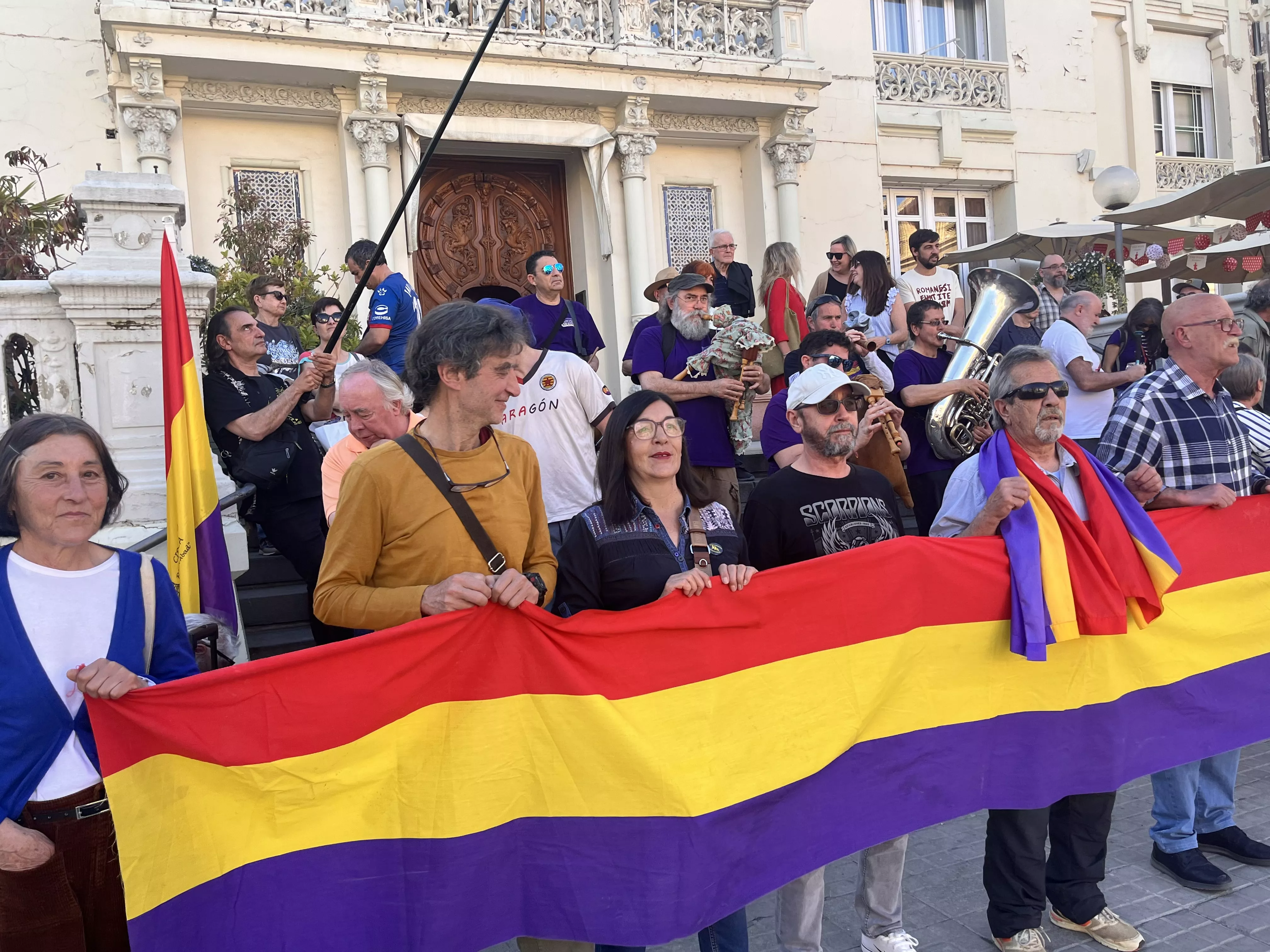 Manifestación en Huesca para celebrar el aniversario de la Segunda República. Foto Mercedes Manterola