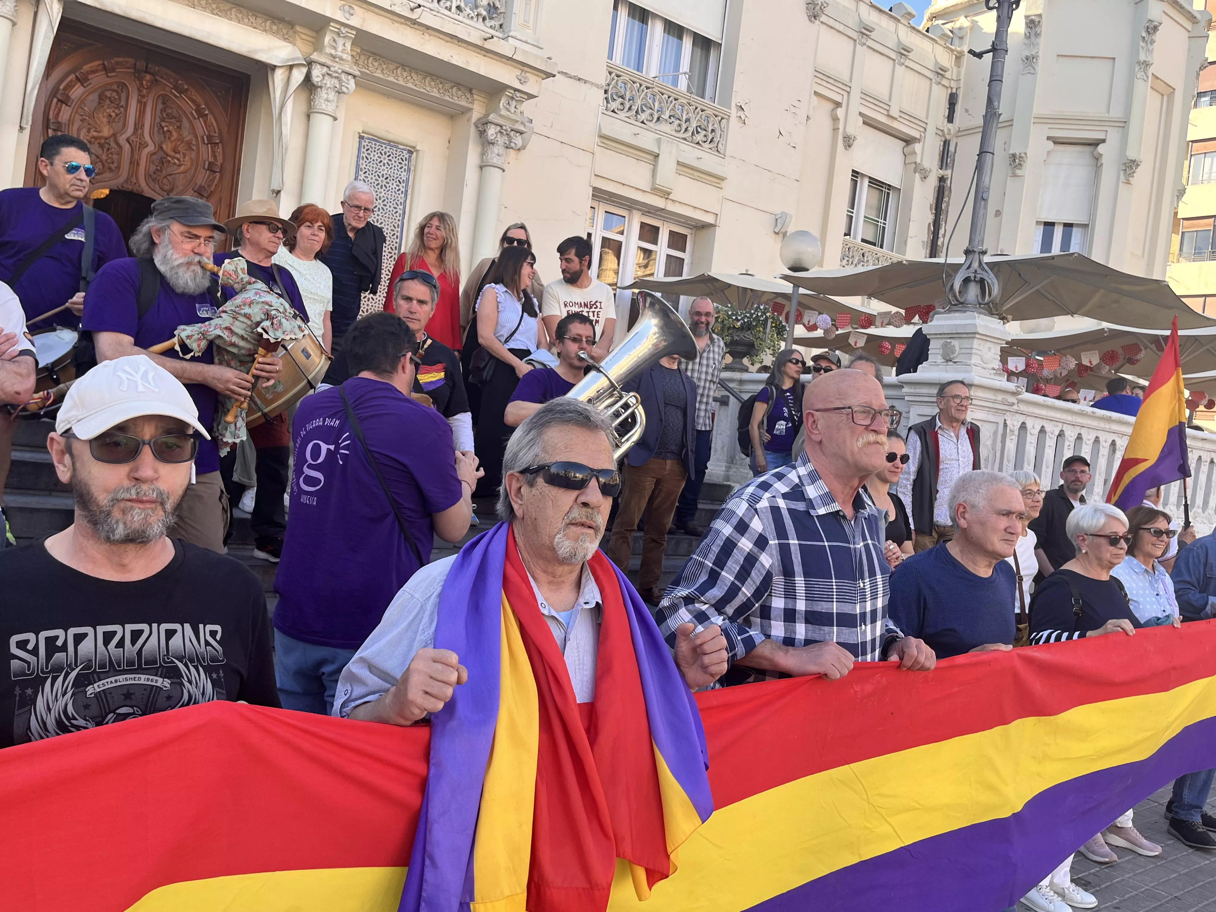 Manifestación en Huesca para celebrar el aniversario de la Segunda República. Foto Mercedes Manterola