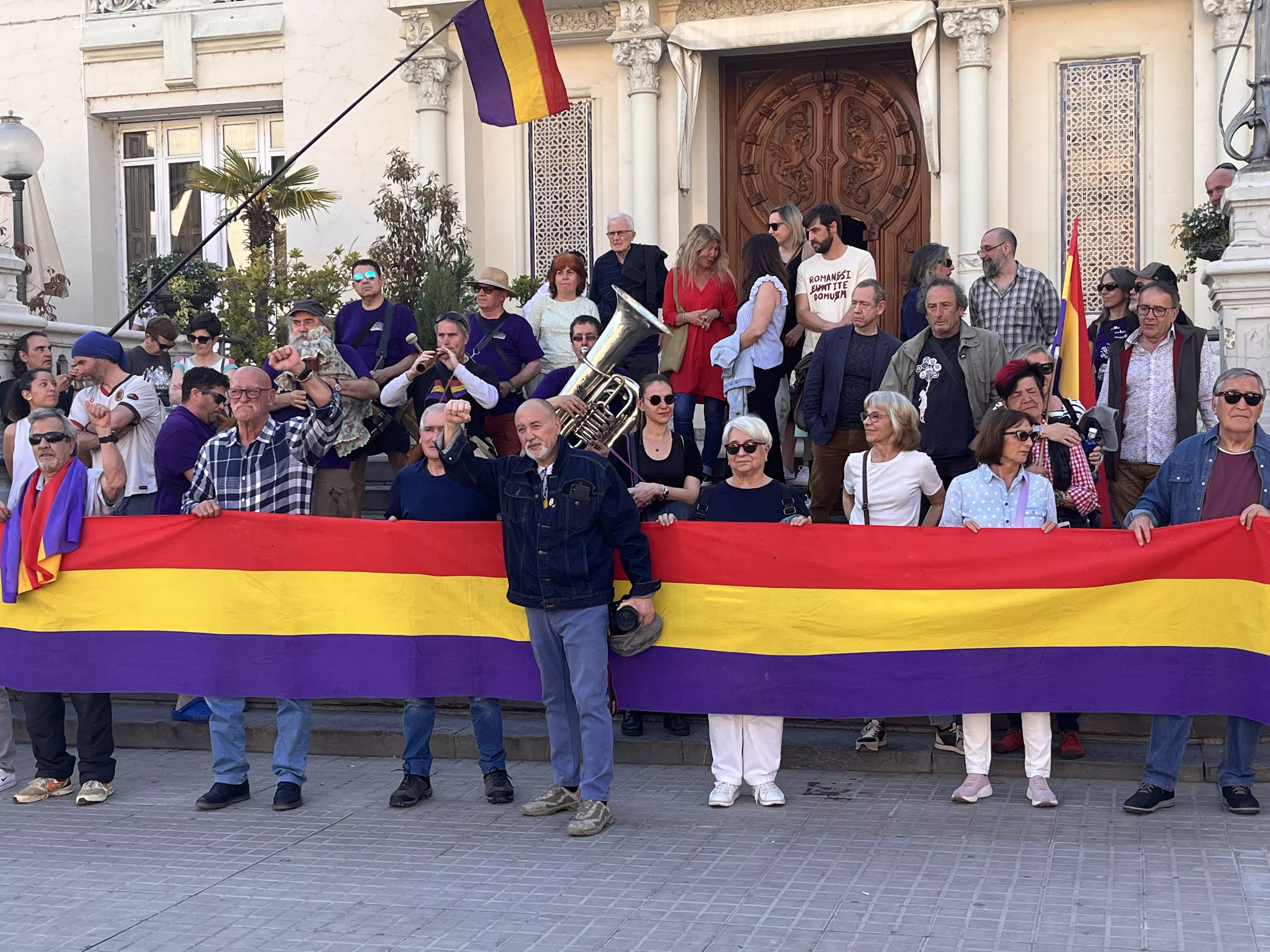 Manifestación en Huesca para celebrar el aniversario de la Segunda República. Foto Mercedes Manterola