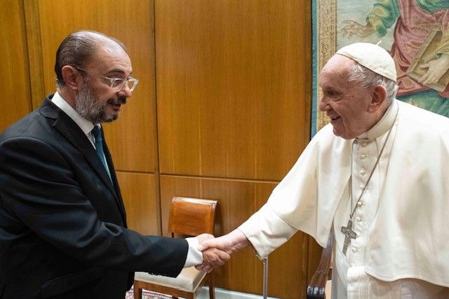 Javier Lambán saluda al papa al llegar a la audiencia en el Vaticano