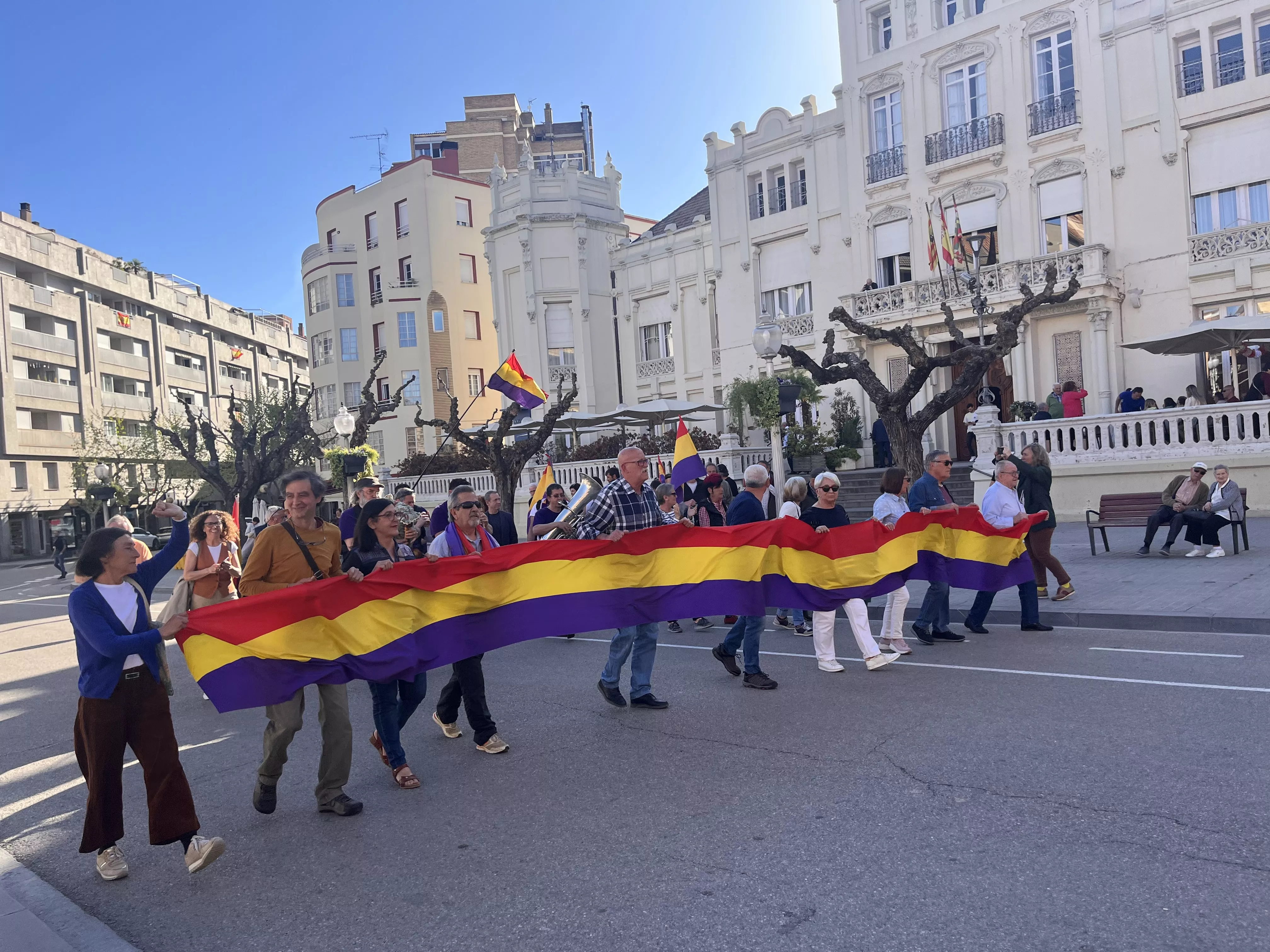 Manifestación en Huesca para celebrar el aniversario de la Segunda República. Foto Mercedes Manterola