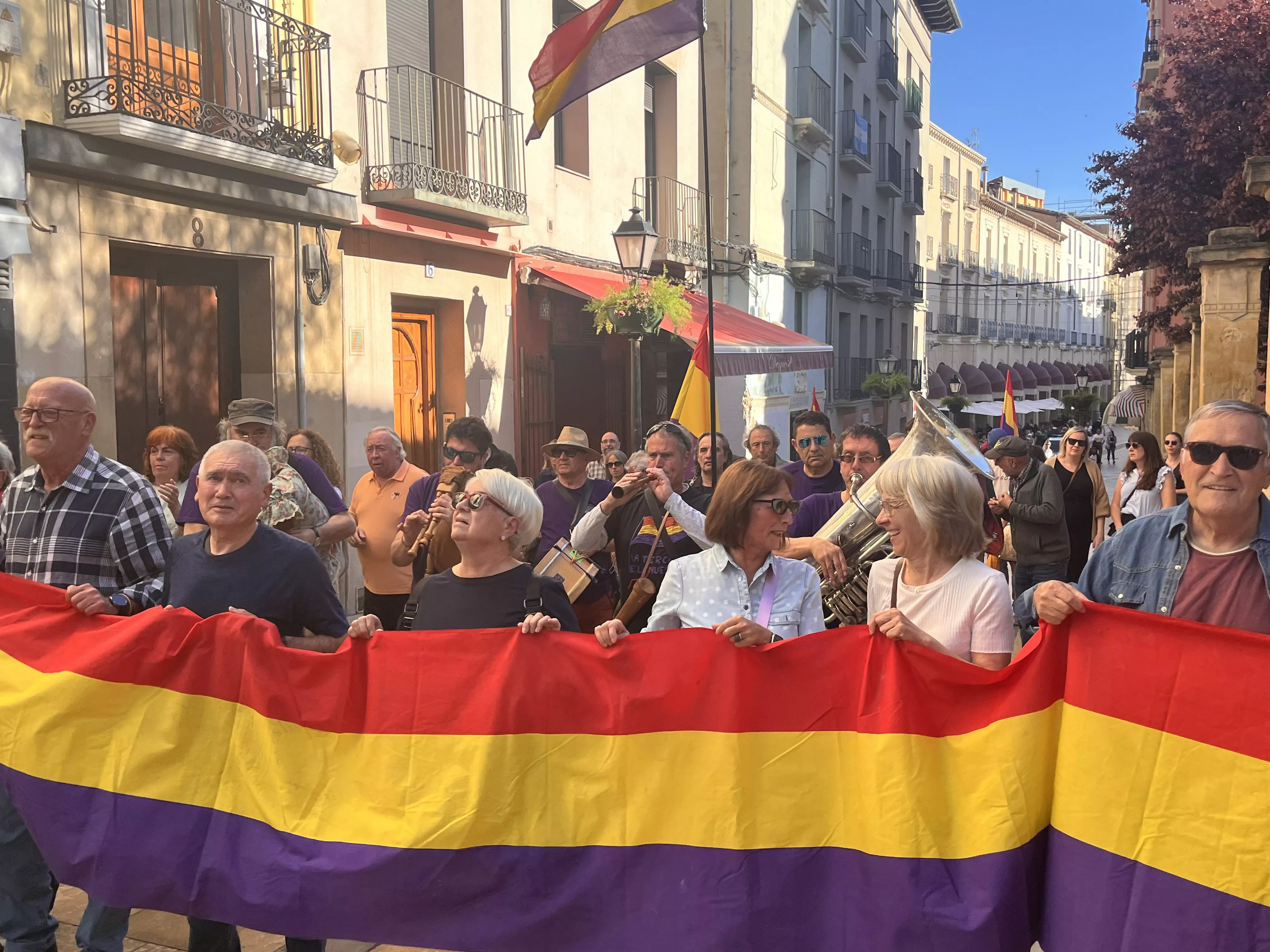 Manifestación en Huesca para celebrar el aniversario de la Segunda República. Foto Mercedes Manterola