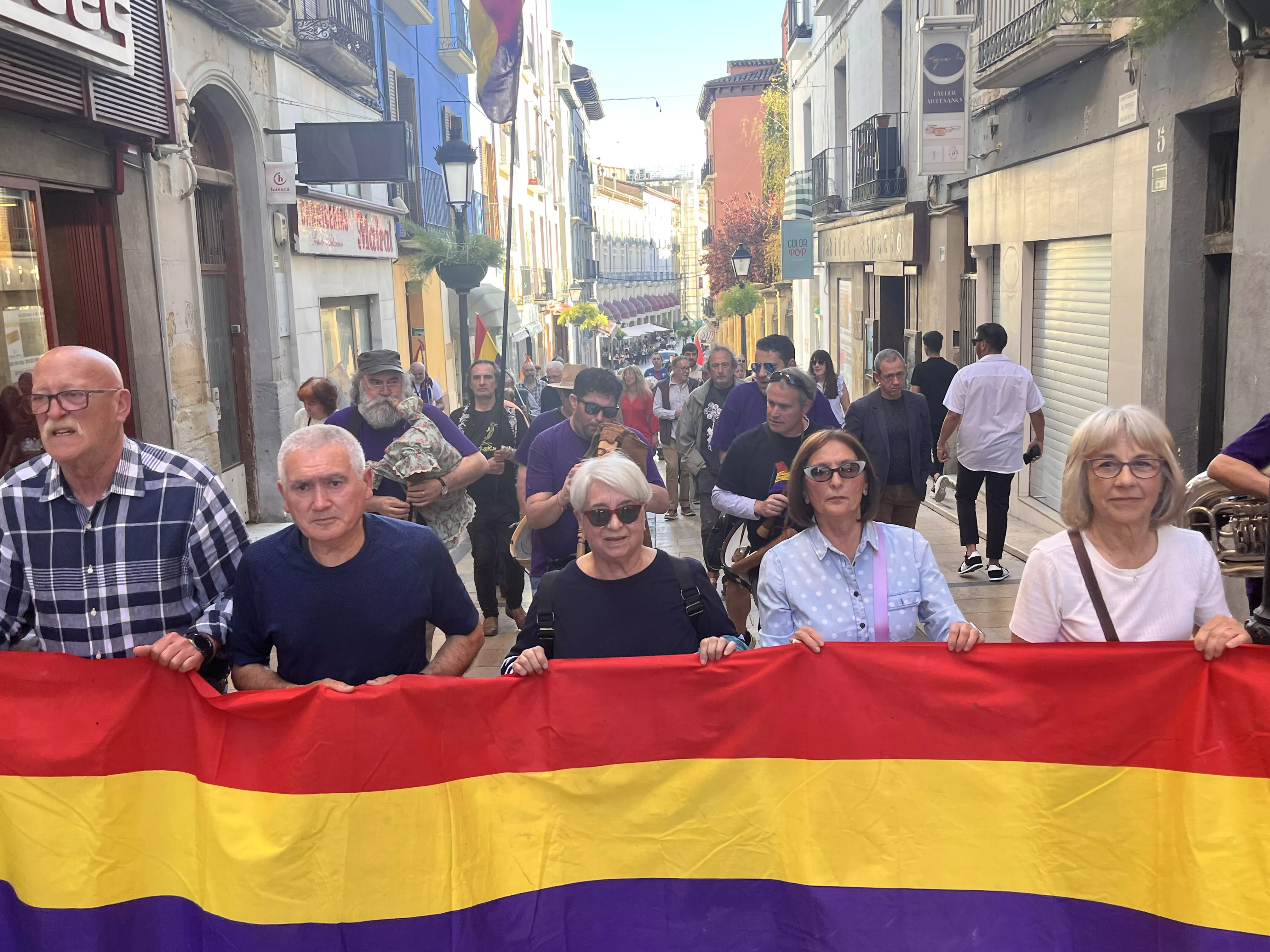 Manifestación en Huesca para celebrar el aniversario de la Segunda República. Foto Mercedes Manterola