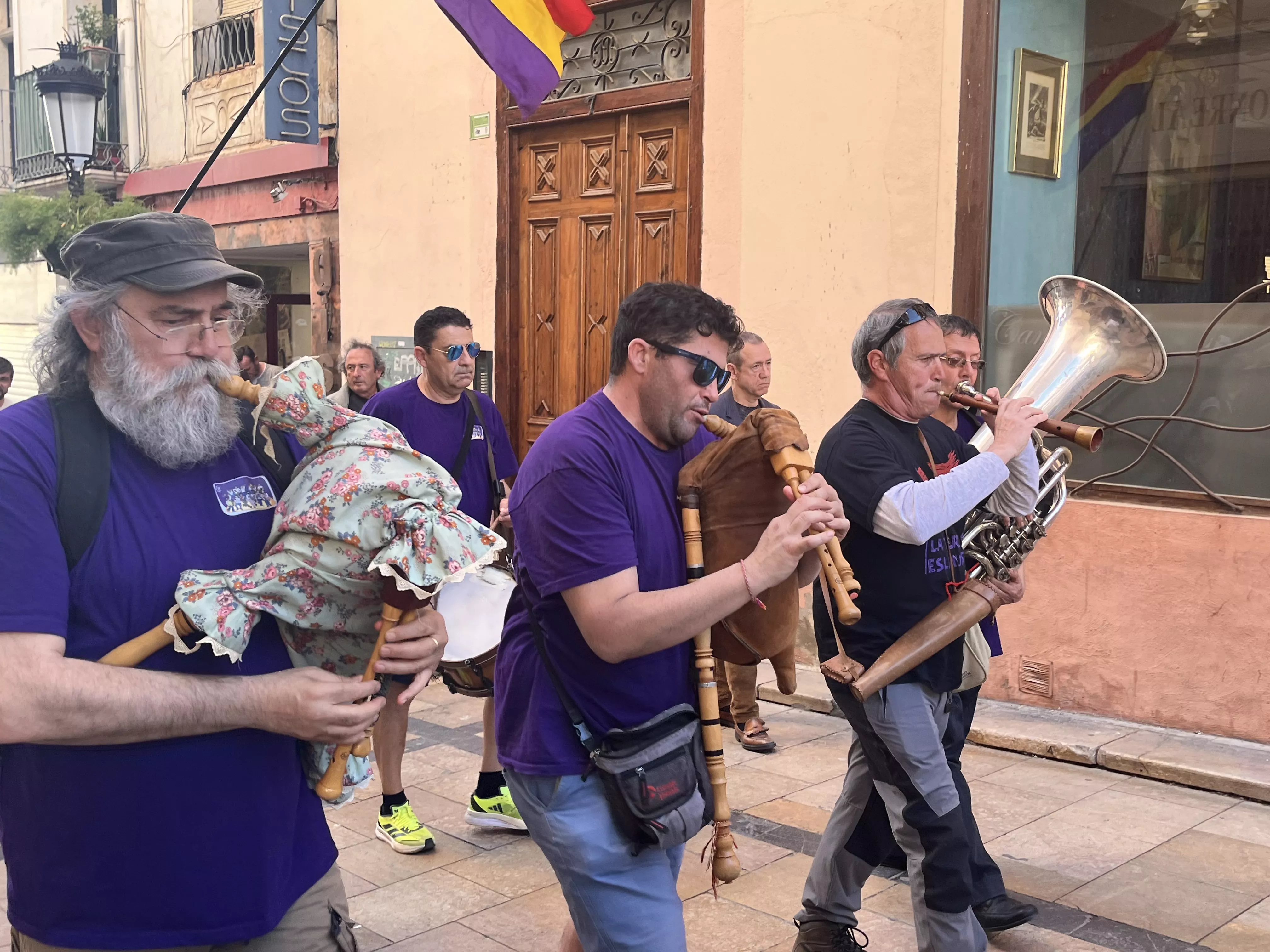 Manifestación en Huesca para celebrar el aniversario de la Segunda República. Foto Mercedes Manterola