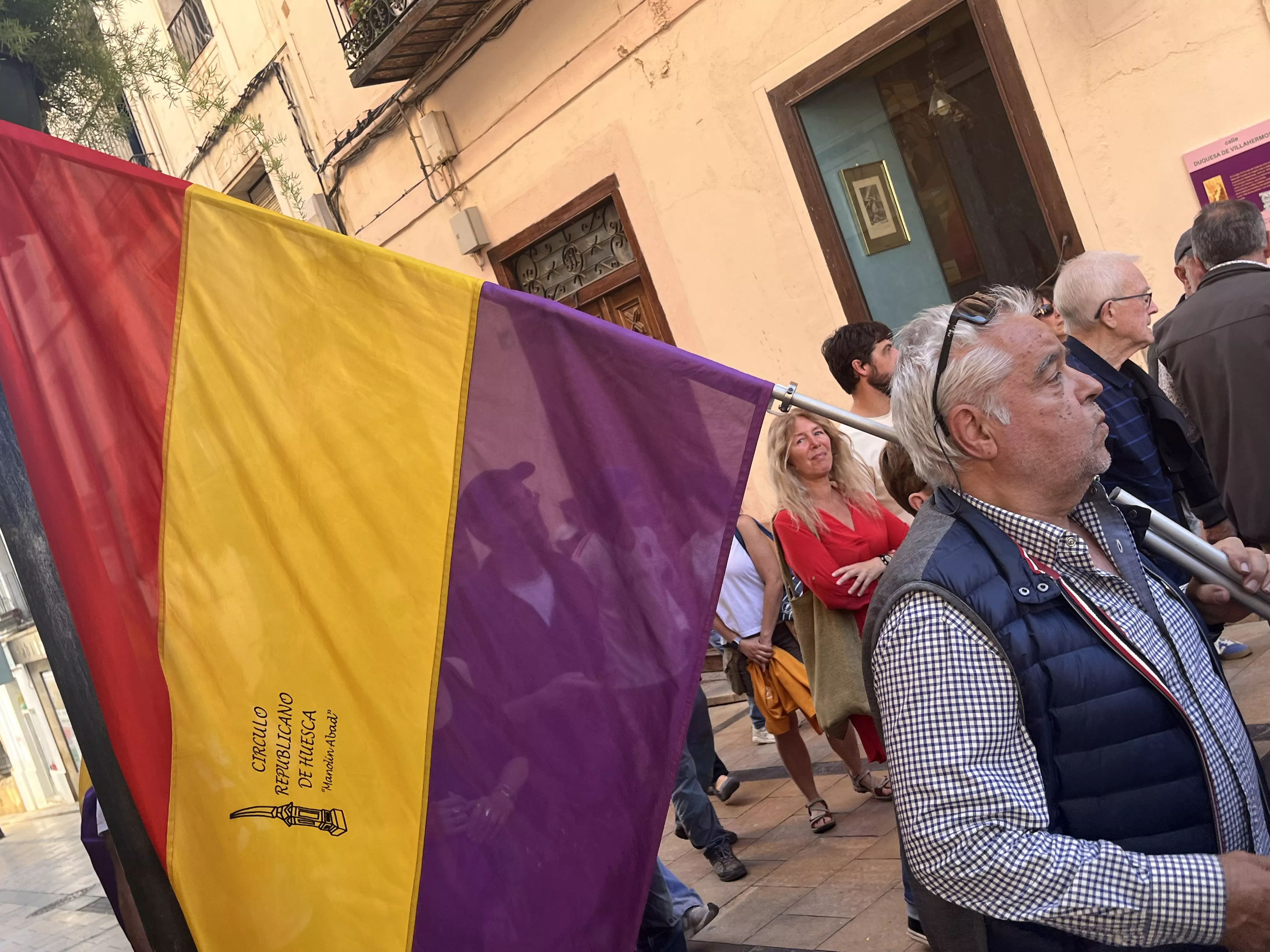 Manifestación en Huesca para celebrar el aniversario de la Segunda República. Foto Mercedes Manterola