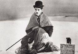 Charles Chaplin en La Quimera de Oro, rodeado de amianto que hacía las veces de nieve.