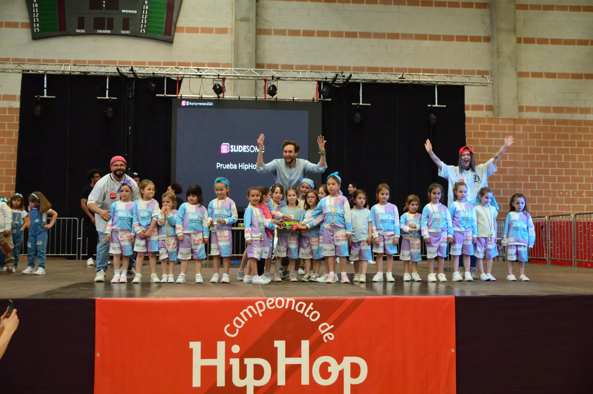 El alcalde de Monzón con los premiados en categorías infantiles.