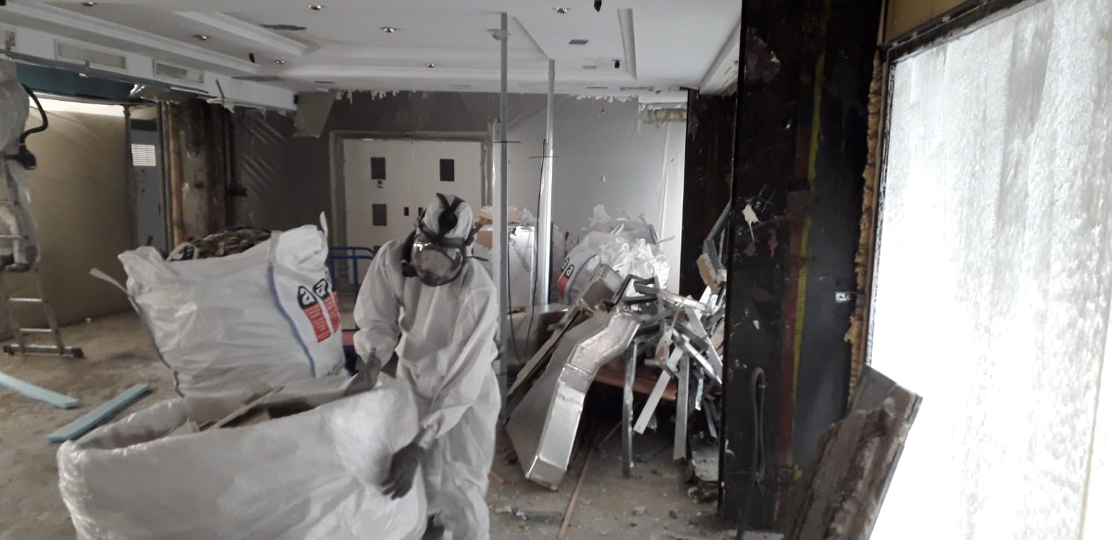 Operarios de Arizón & Gracia, retirando amianto.