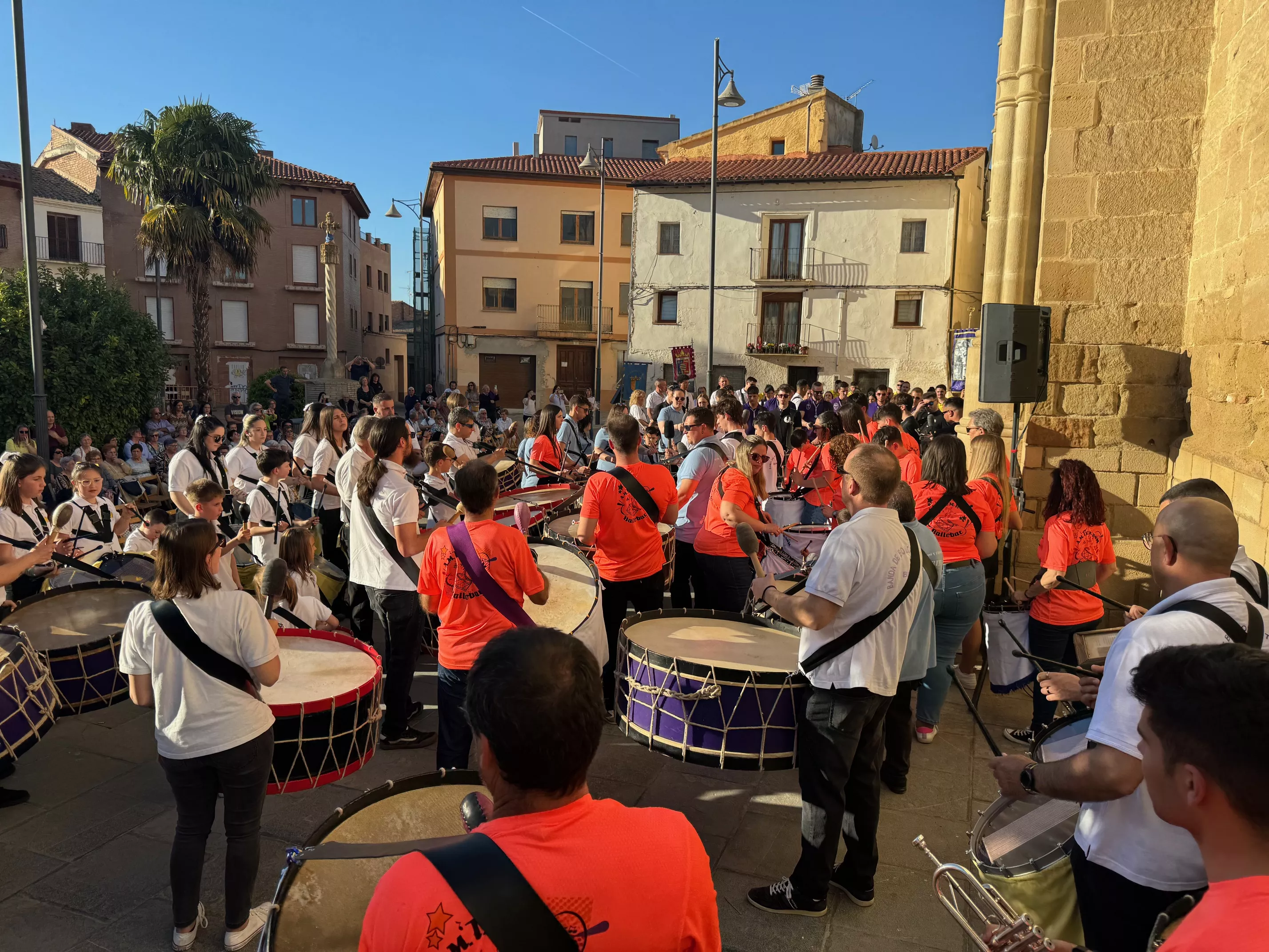 El toque de Calanda ha sido interpretado al unísono por las bandas participantes en la Tamborrada Villa de Binéfar.
