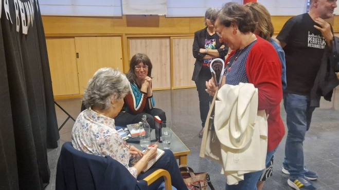 La tarde finalizó con la firma de libros y breves charlas con María Belmonte. Foto Myriam Martínez La tarde finalizó con la firma de libros y breves charlas con María Belmonte. Foto Myriam Martínez