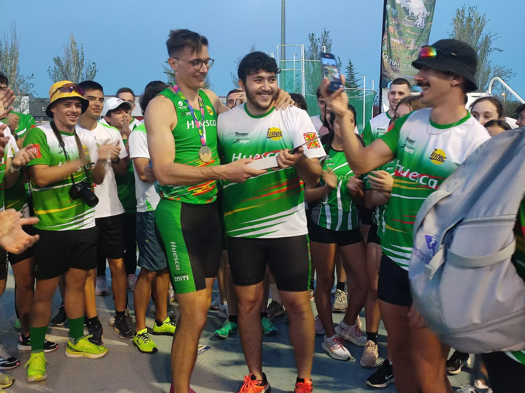Primera jornada de Liga de Intec-Zoiti. Iker Vaqué entrega placa a Iguacel.