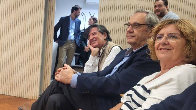 López-Otín, al fondo, escuchando las intervenciones previas a la suya. Foto Myriam Martínez