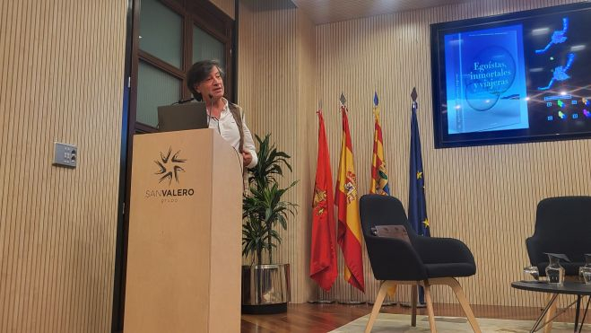 Carlos López Otín dirigiéndose al público en Zaragoza. Foto Myriam Martínez
