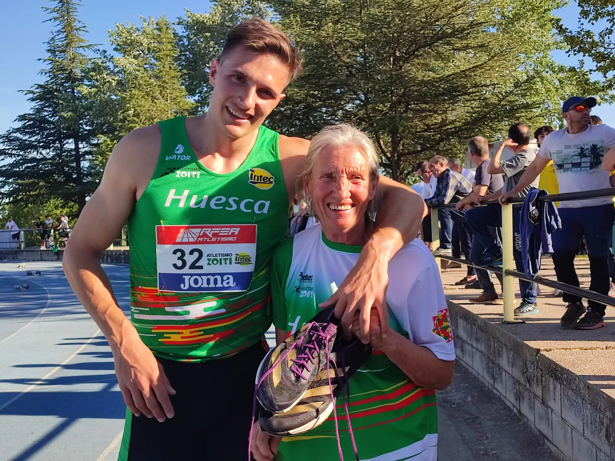 Primera jornada de Liga de Intec-Zoiti. Iguacel con su abuela.