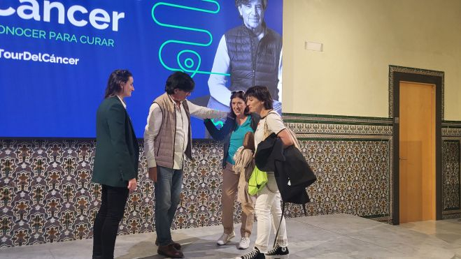 López-Otín saluda a dos jóvenes. Foto Myriam Martínez