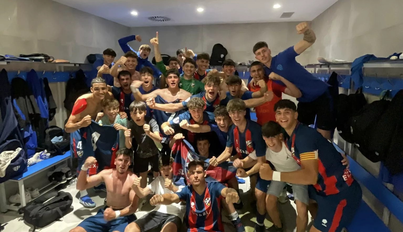 Los jugadores del Huesca DHJ celebran el triunfo sobre el Mercantil. 