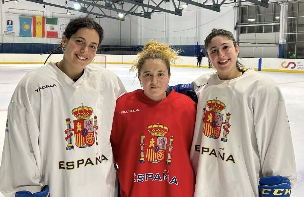 España roza el oro en el Mundial de hockey hielo. Las tres representantes jaquesas posan en la foto.