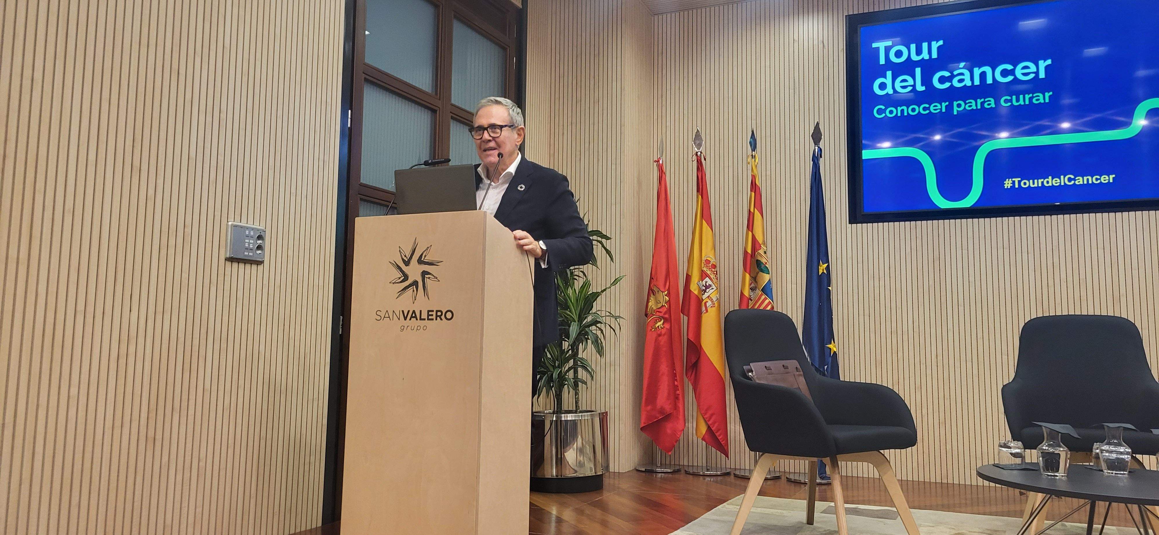 Ramón Reyes se dirige al público. Foto Myriam Martínez