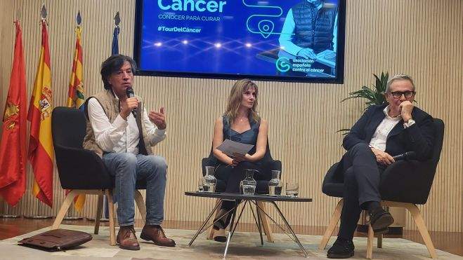 El presidente nacional de la AECC, Ramón Reyes, a la derecha, con el científico Carlos López-Otín, ambos de Sabiñánigo. Foto Myriam Martínez El presidente nacional de la AECC, Ramón Reyes, a la derecha, con el científico Carlos López-Otín, ambos de Sabiñánigo. Foto Myriam Martínez