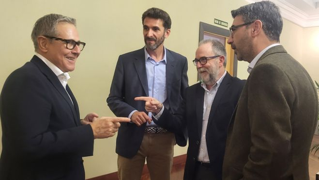 Ramón Reyes charla con otros responsables de la AECC en Aragon, como el presidente en Huesca, José Manuel Ramón y Cajal. Foto Myriam Martínez