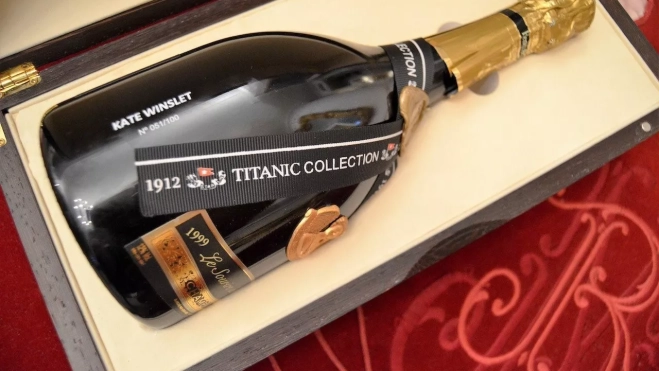 Kate Winslet, con botella específica numerada del Titanic