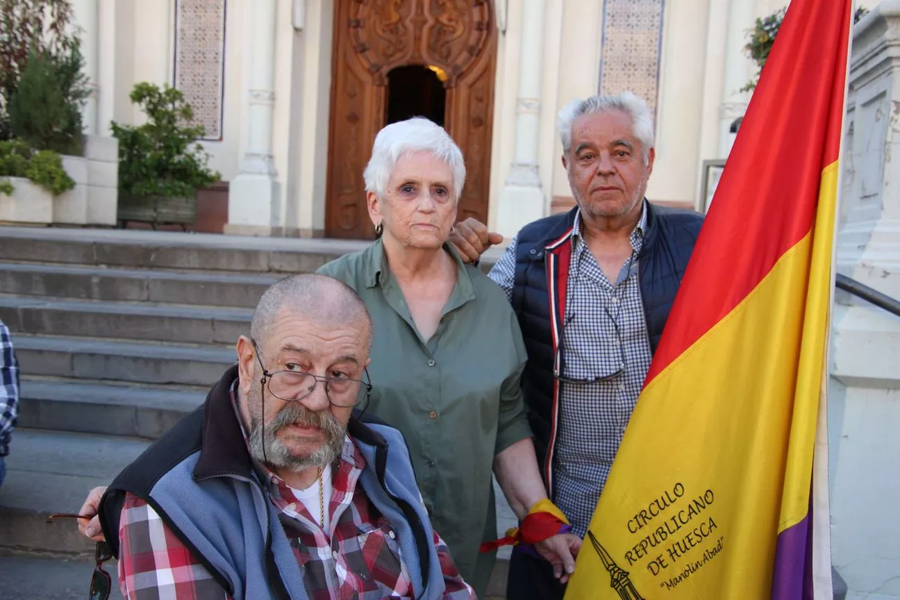 Manifestación en Huesca para celebrar el aniversario de la Segunda República. Foto Carlos Neofato