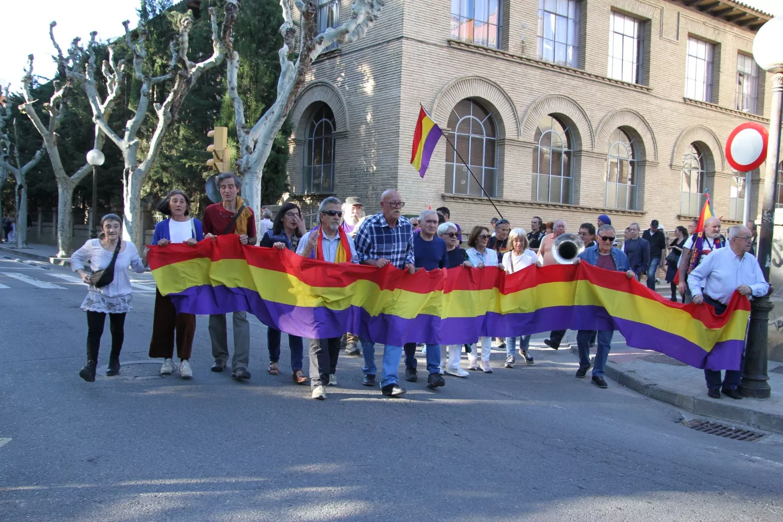 Manifestación en Huesca para celebrar el aniversario de la Segunda República. Foto Carlos Neofato
