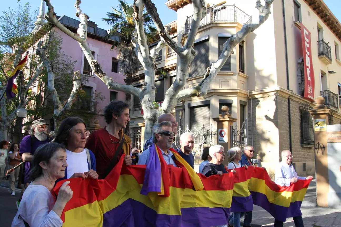Manifestación en Huesca para celebrar el aniversario de la Segunda República. Foto Carlos Neofato