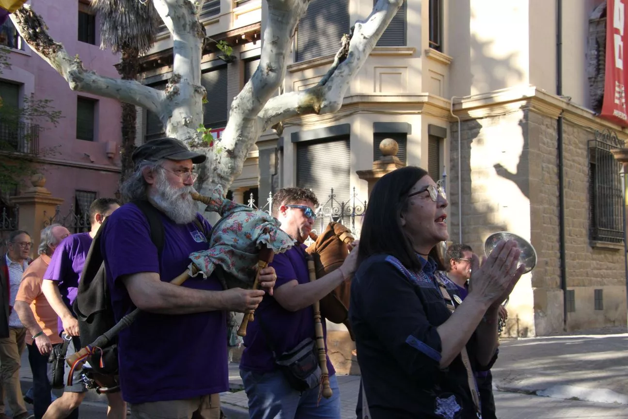 Manifestación en Huesca para celebrar el aniversario de la Segunda República. Foto Carlos Neofato