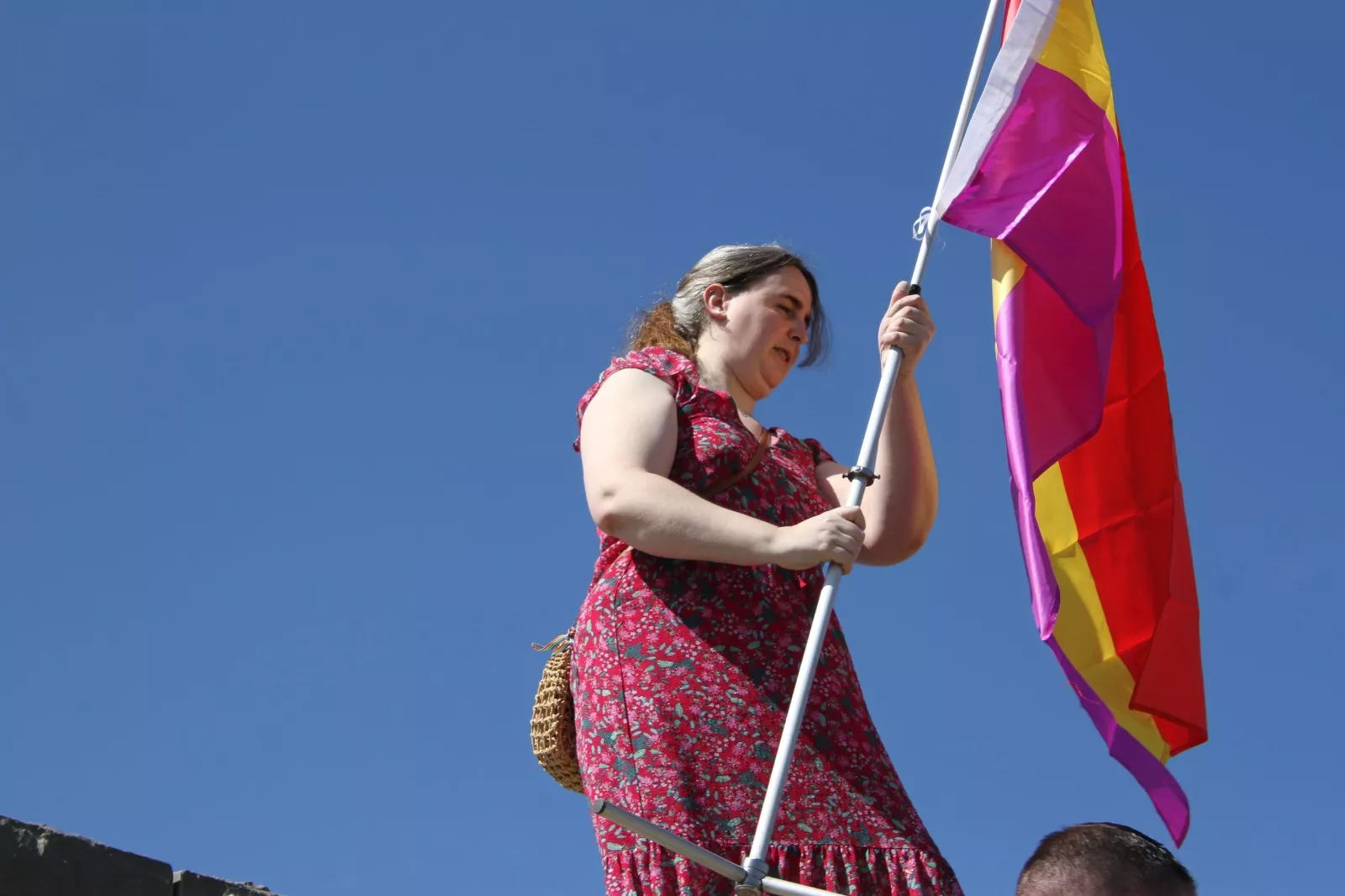 Izado de bandera de la II República. Foto Carlos Neofato