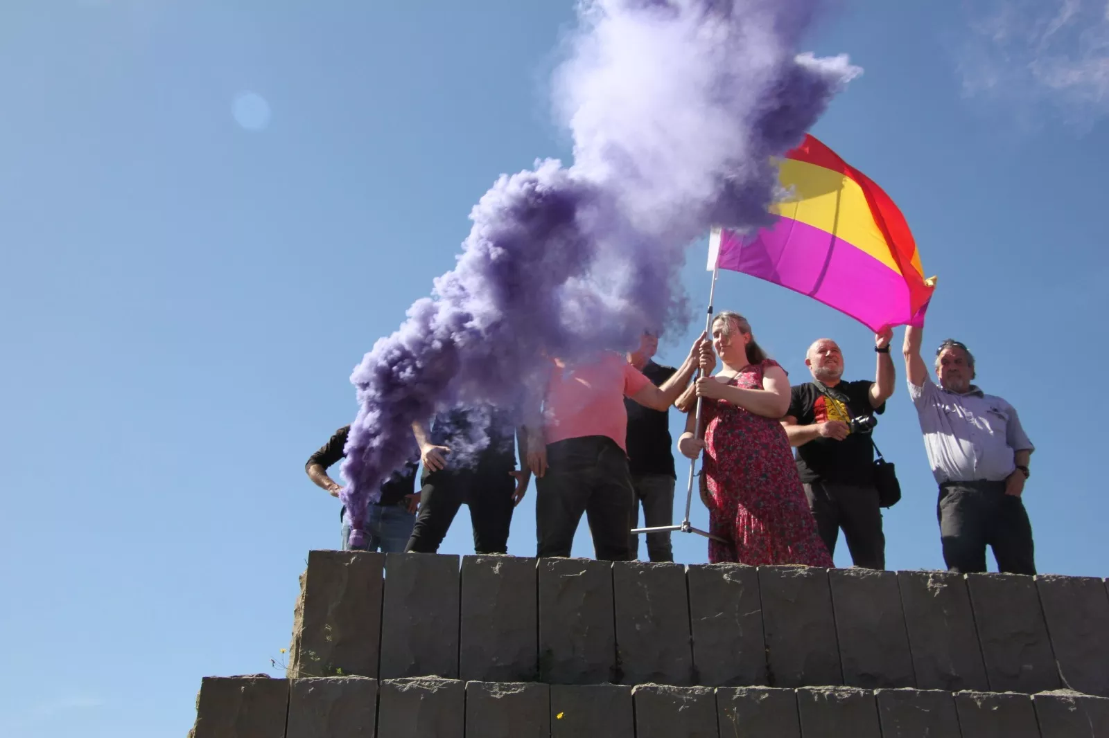Izado de bandera de la II República. Foto Carlos Neofato