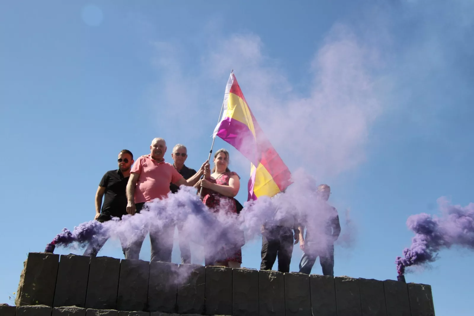 Izado de bandera de la II República. Foto Carlos Neofato