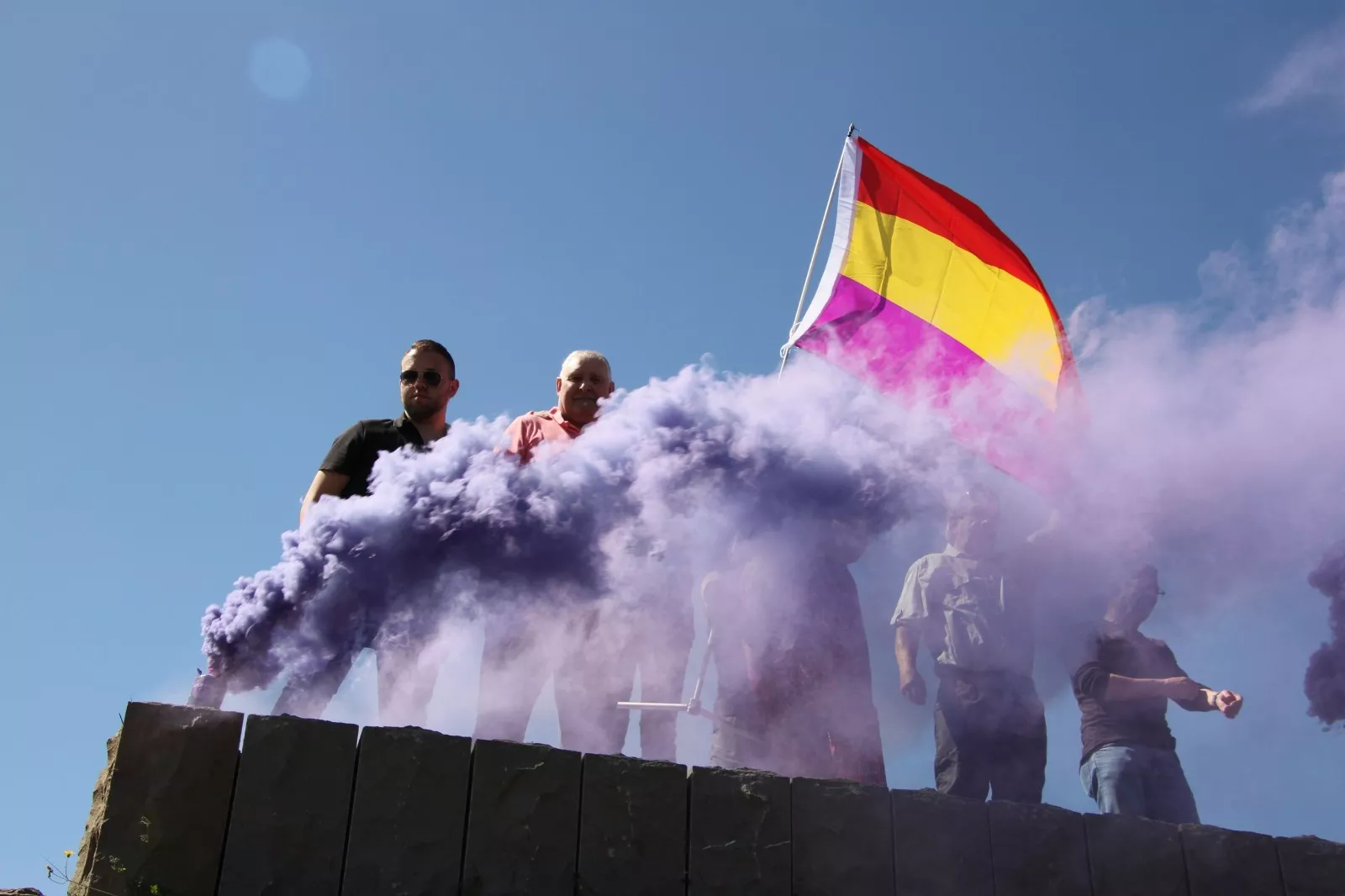 Izado de bandera de la II República. Foto Carlos Neofato