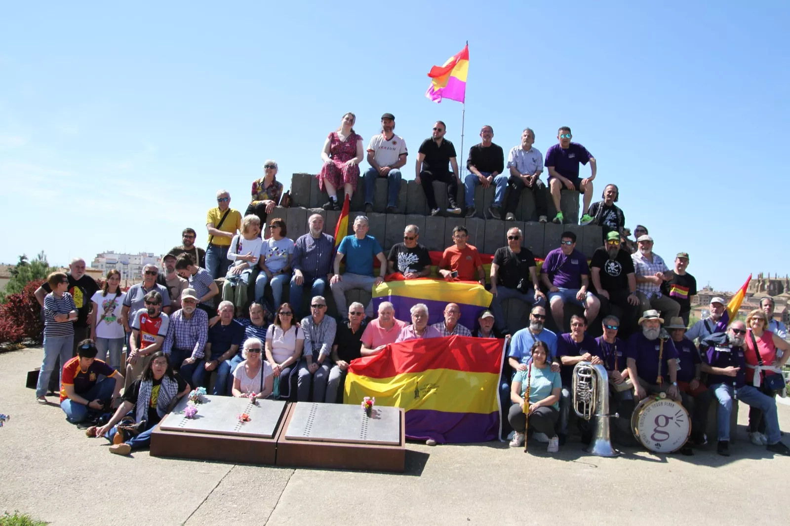 Izado de bandera de la II República. Foto Carlos Neofato