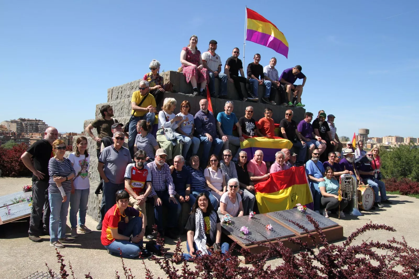Izado de bandera de la II República. Foto Carlos Neofato