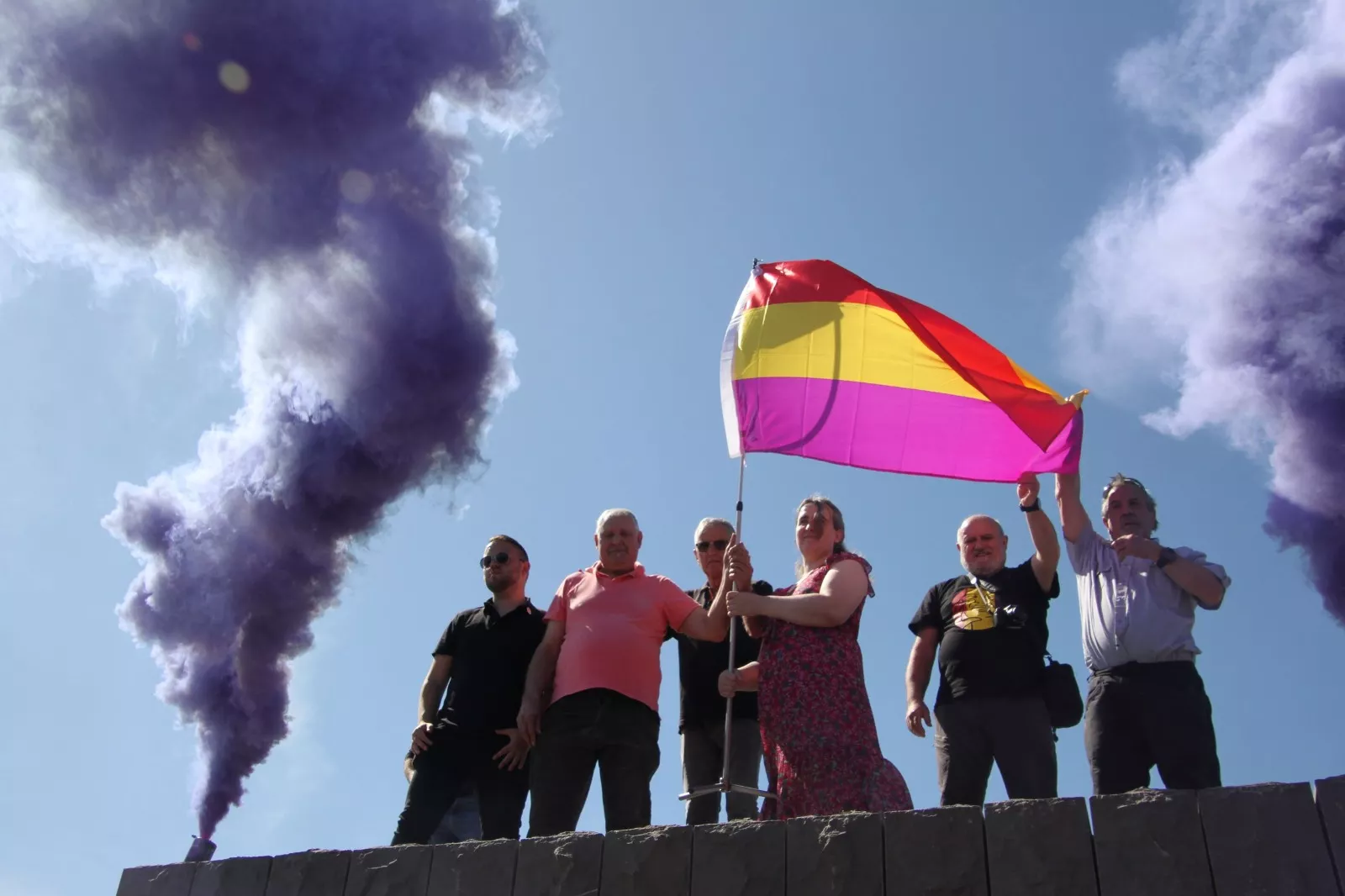 Izado de bandera de la II República. Foto Carlos Neofato