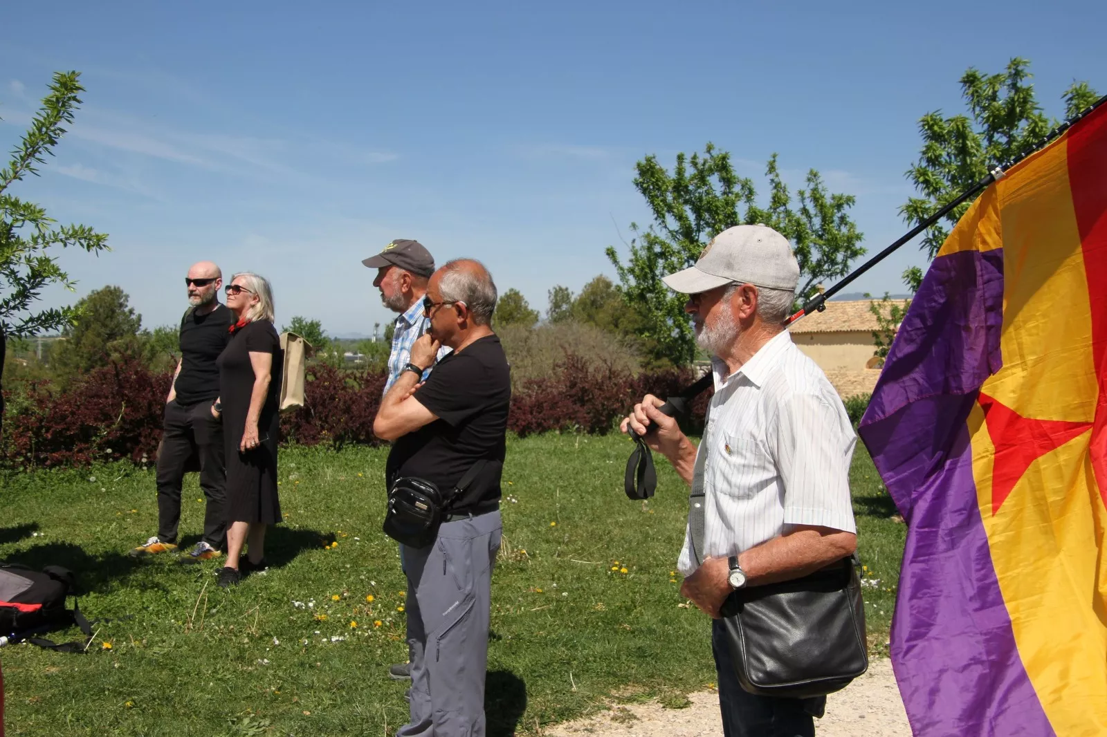Izado de bandera de la II República. Foto Carlos Neofato