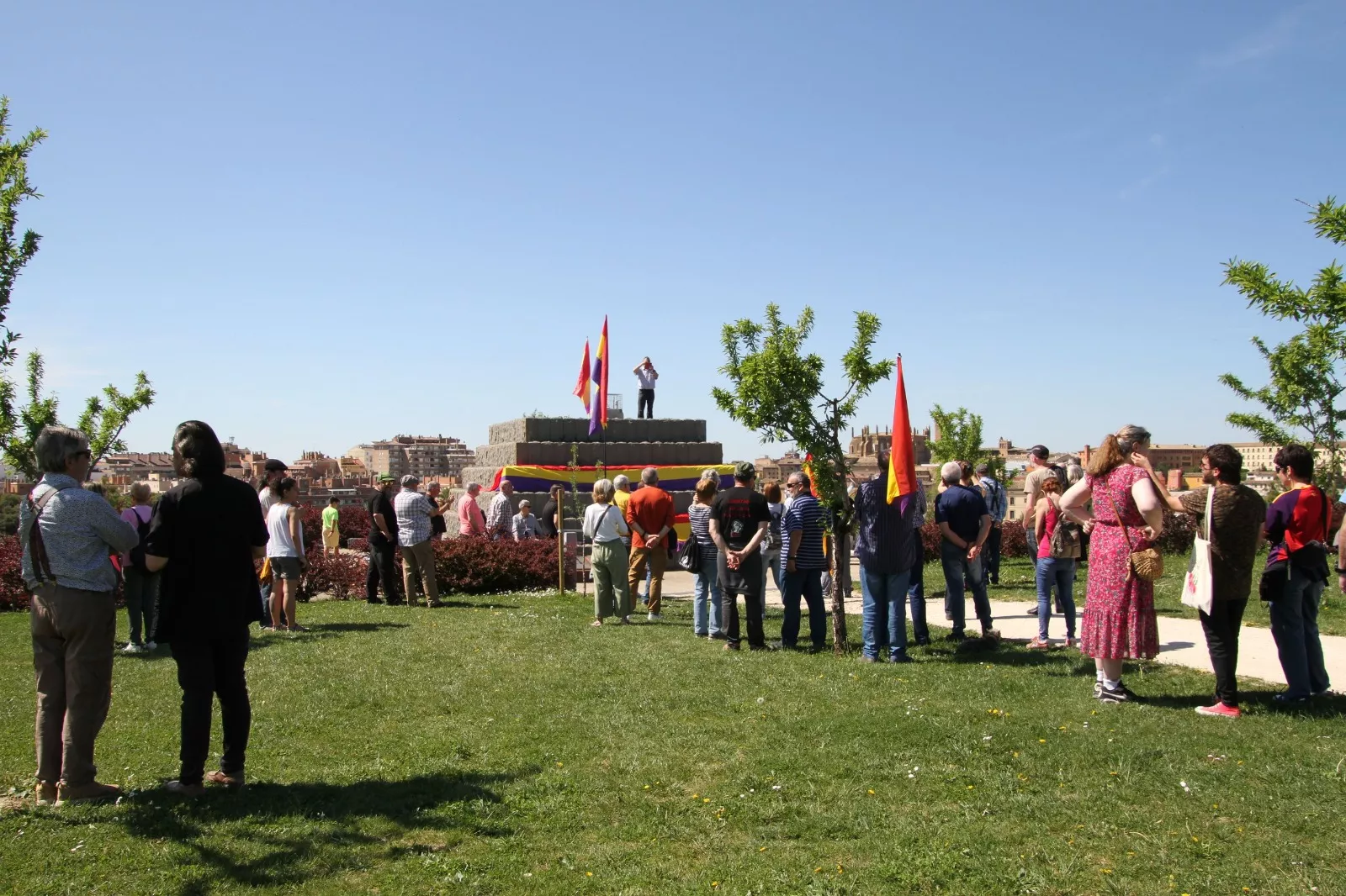 Izado de bandera de la II República. Foto Carlos Neofato