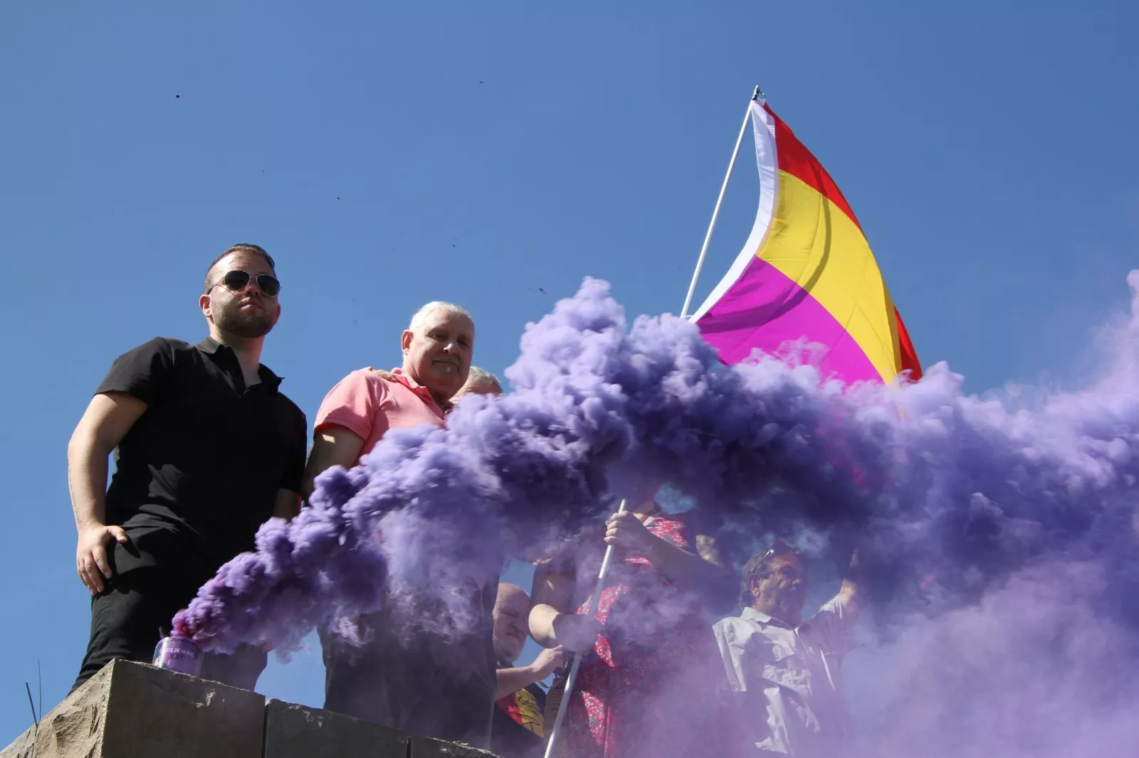 Izado de bandera de la II República. Foto Carlos Neofato