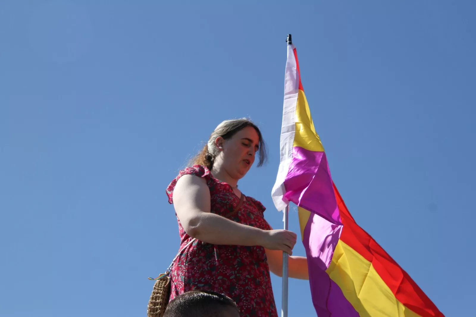 Izado de bandera de la II República. Foto Carlos Neofato