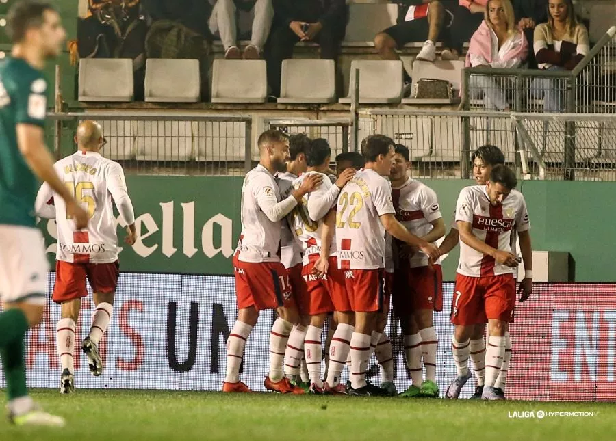 Los jugadores del Huesca celebran el gol de Javi Martínez en Ferrol. Foto: LaLiga
