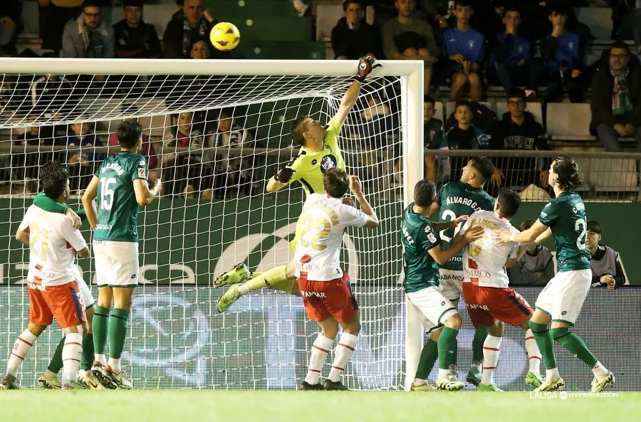 Cantero se estira para despejar el córner de Vilarrasa