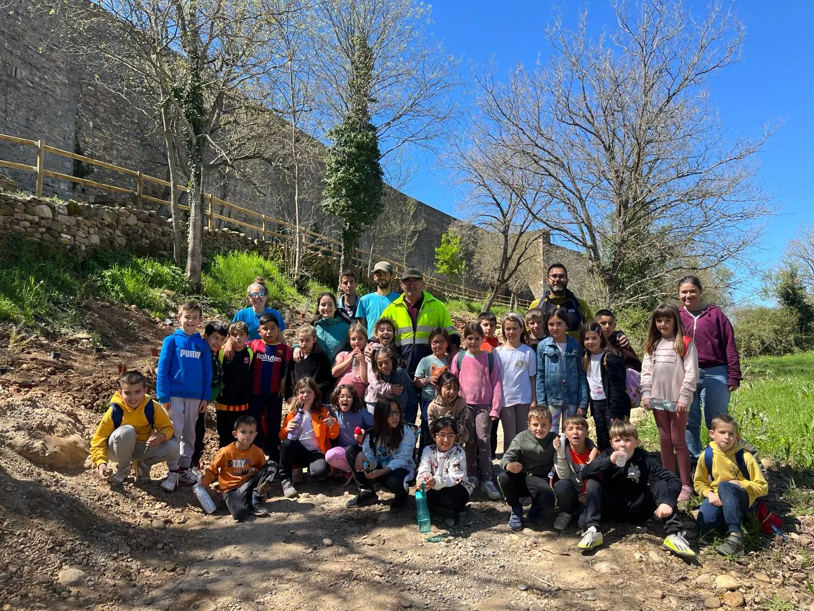 Alumnado en una de las jornadas de plantación.