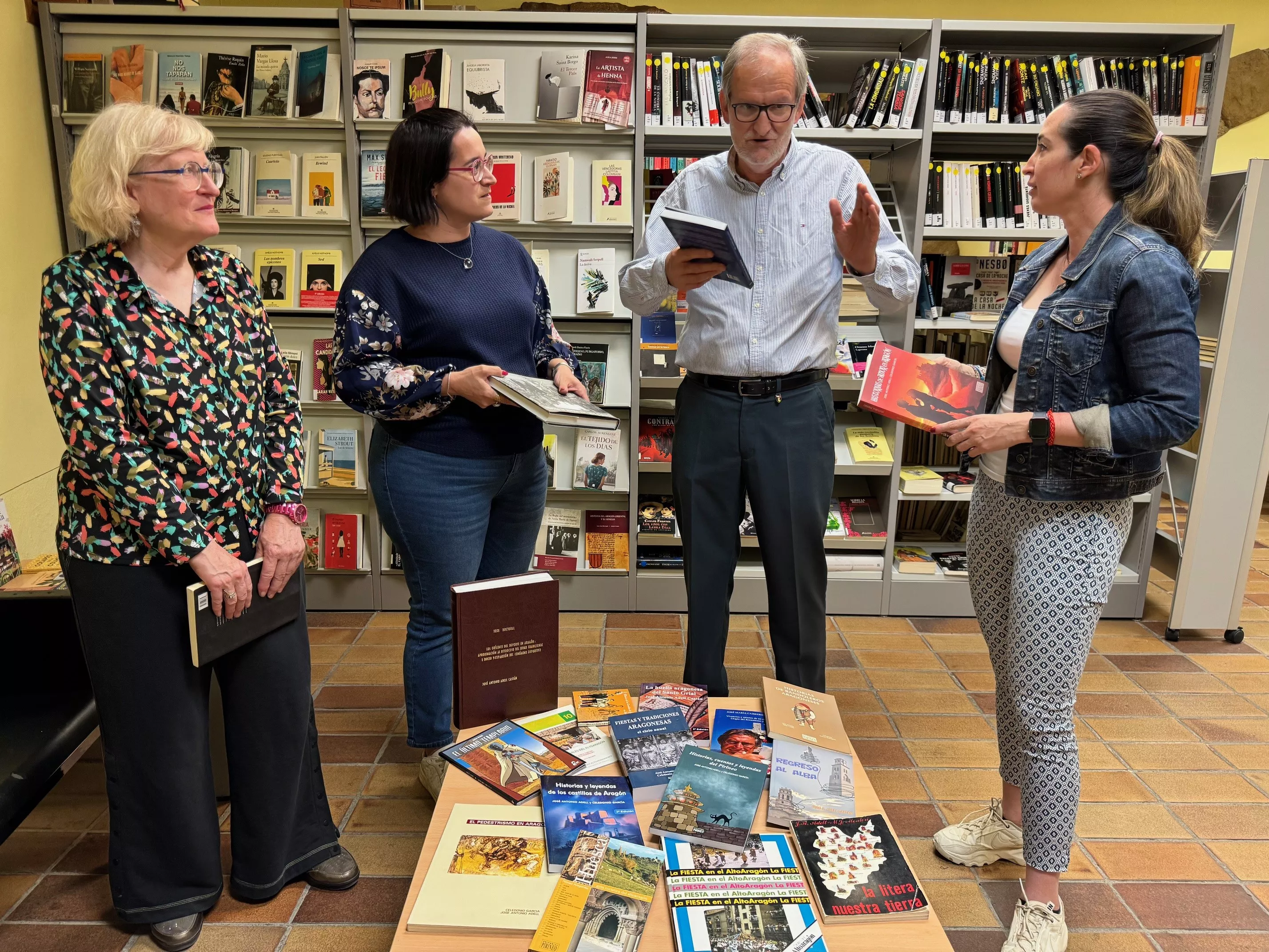 Carmina Estupiñá, Patricia Vivera, José Antonio Adell y Beatriz Oliván en la donación del fondo bibliográfico de obras de José Antonio Adell.