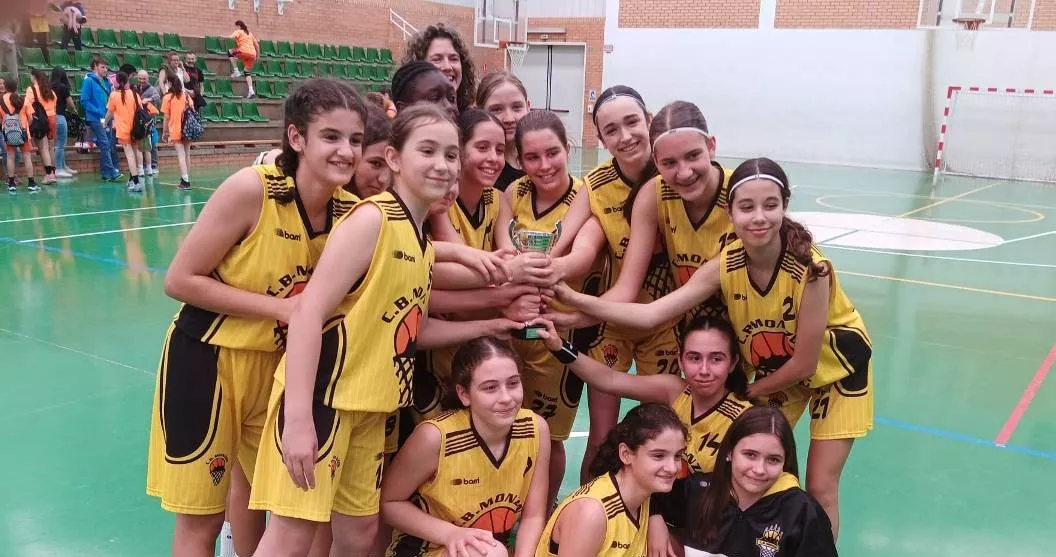 CB Monzón levanta el trofeo en Binaced