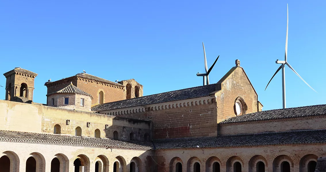 Simulacion de cómo quedarán el claustro del Monasterio de Sijena y los aerogeneradores