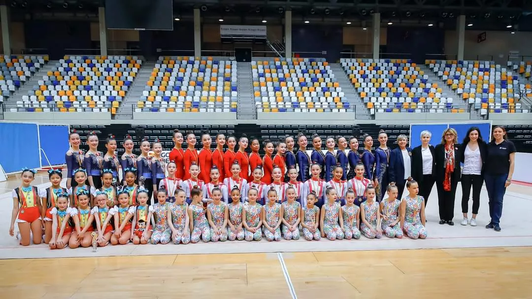 Foto de familia del Campeonato de Aragón de gimnasia estética, que se celebró por vez primera.