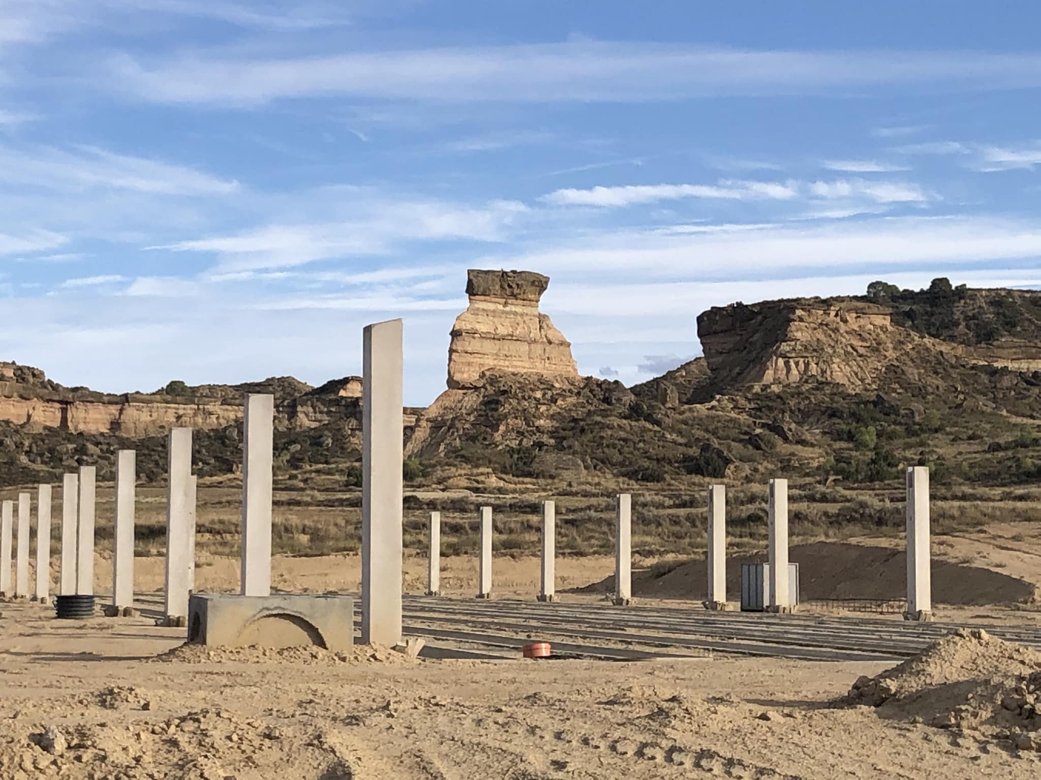Imagen de las obras de la granja con el tozal de la Cobeta al fondo. Foto: Antonio Oliván