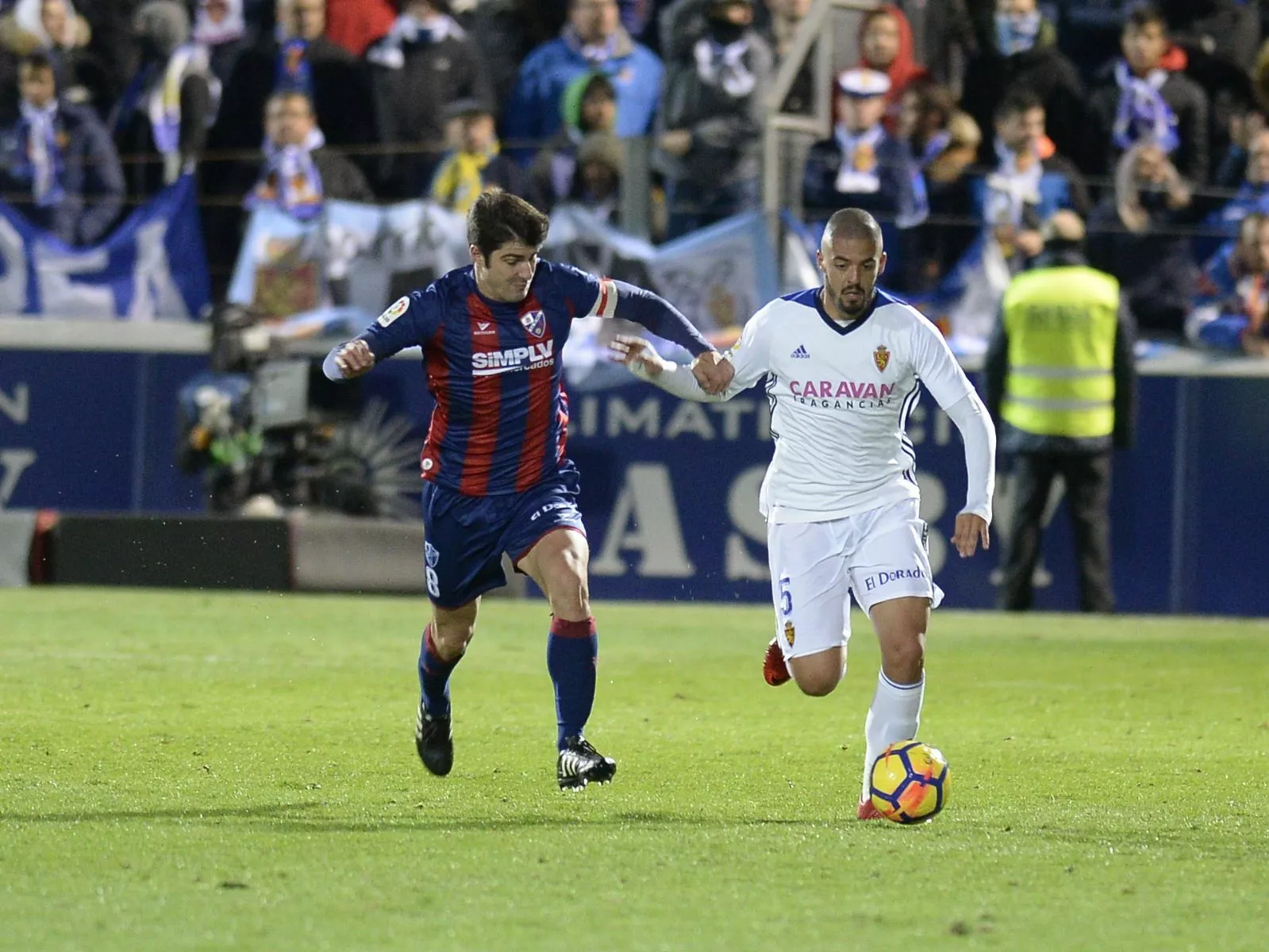 Melero persigue a Verdasca en el 3-1 del 6 de noviembre de 2017 en El Alcoraz.