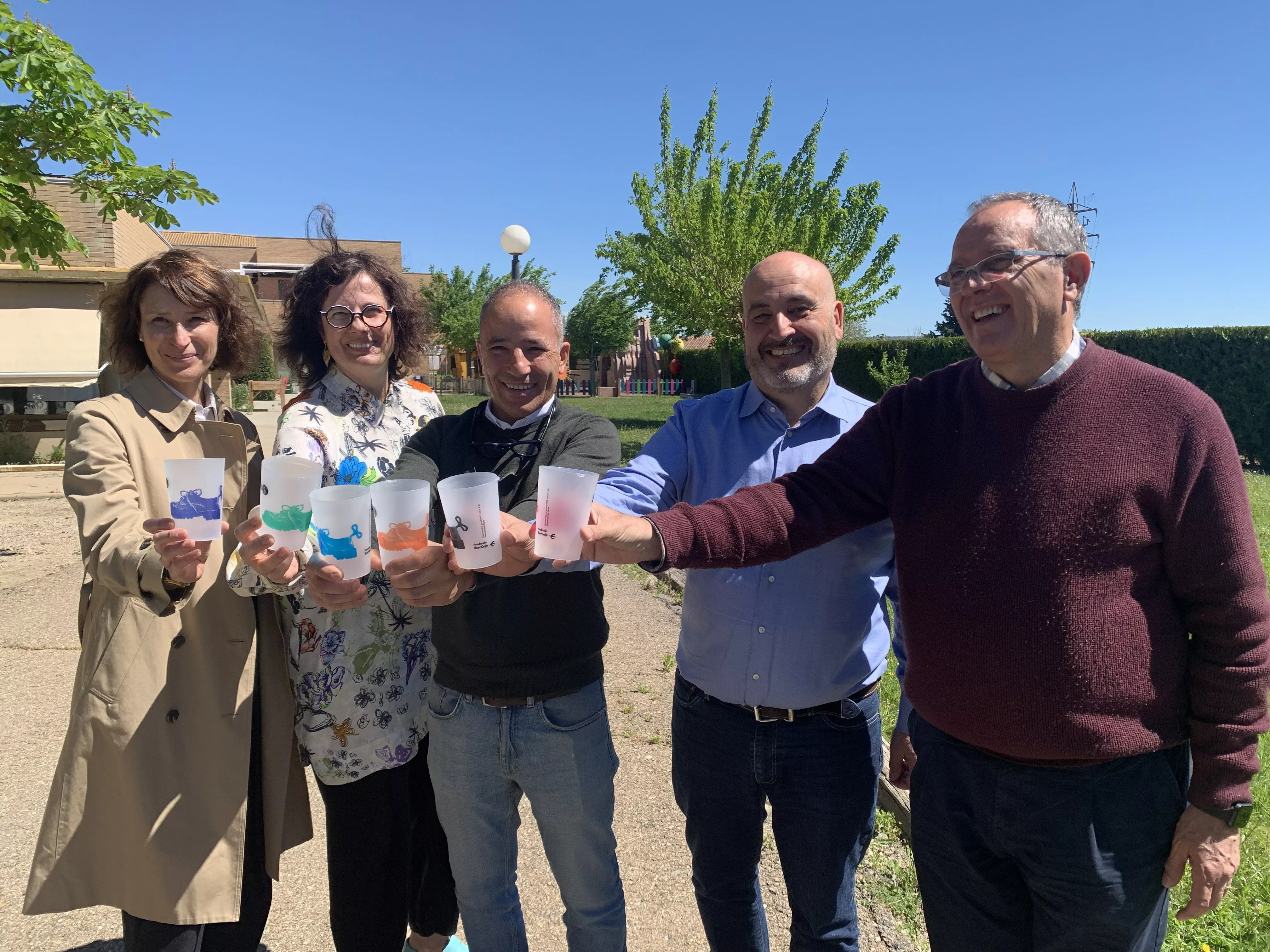 Vicente García Plana muestra los vasos junto a Pilar Oliván, Paco Ratia, Roberto Cerdán y María Fanlo.